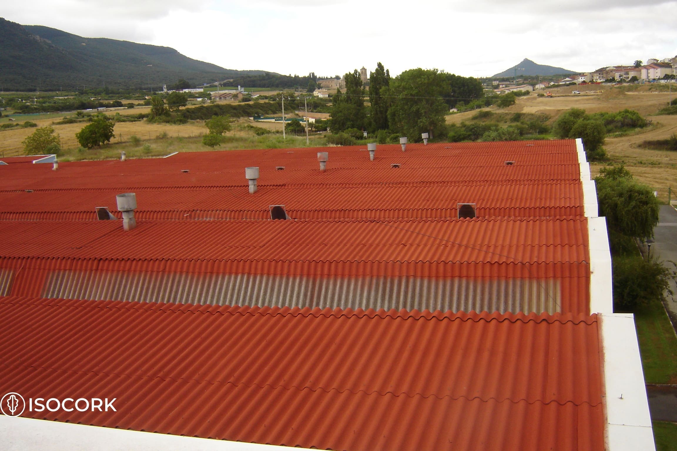 Применение напыляемого покрытия на крыше